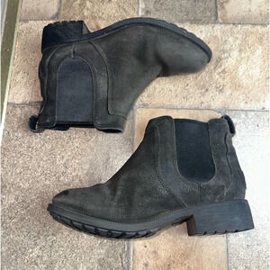 UGG suede leather boot size 6